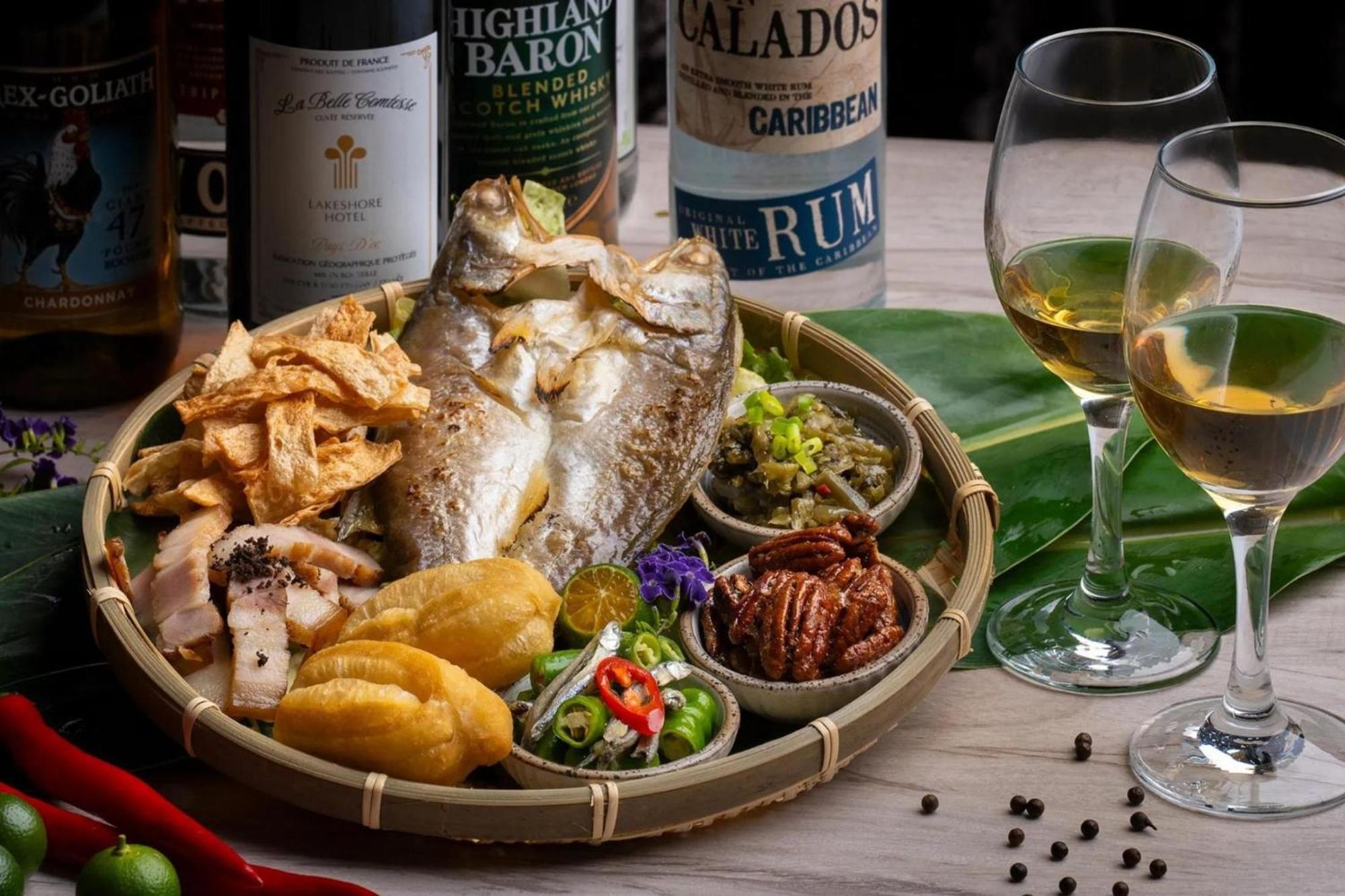 Lakeshore Hotel Hualien Taroko Shunan Exterior photo A whole pompano served with a selection of condiments